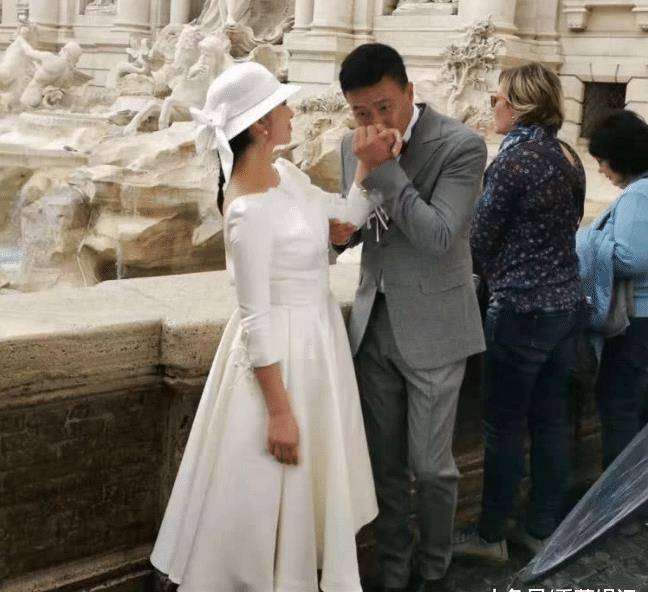 胡军与妻子即便结婚多年,但撒狗粮的机会还是没有放弃,对着爱妻的手送