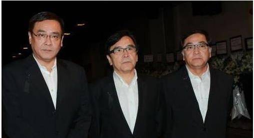他们就是秦沛,姜大卫,尔冬升,秦沛和姜大卫是圈内著名的演员,而弟弟