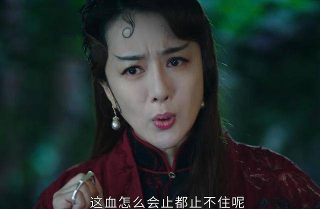 值得一提的是,在电视剧《司藤》中,演员李依晓所扮演的白英,在行为