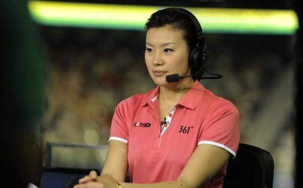 在结婚之后,周雅菲仍旧还是那么美丽动人,现在也是儿
