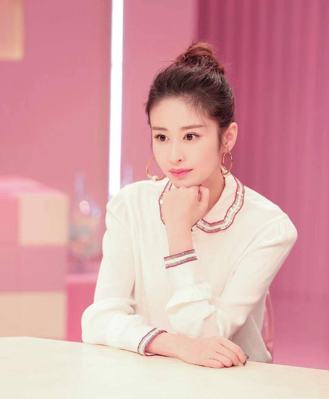 原创颖儿录制亲爱的结婚吧娃娃领衬衫搭减龄丸子头甜美似少女