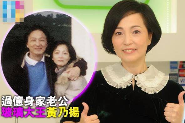 黄乃扬指着自己紫了一圈儿的眼眶,让朋友们看.