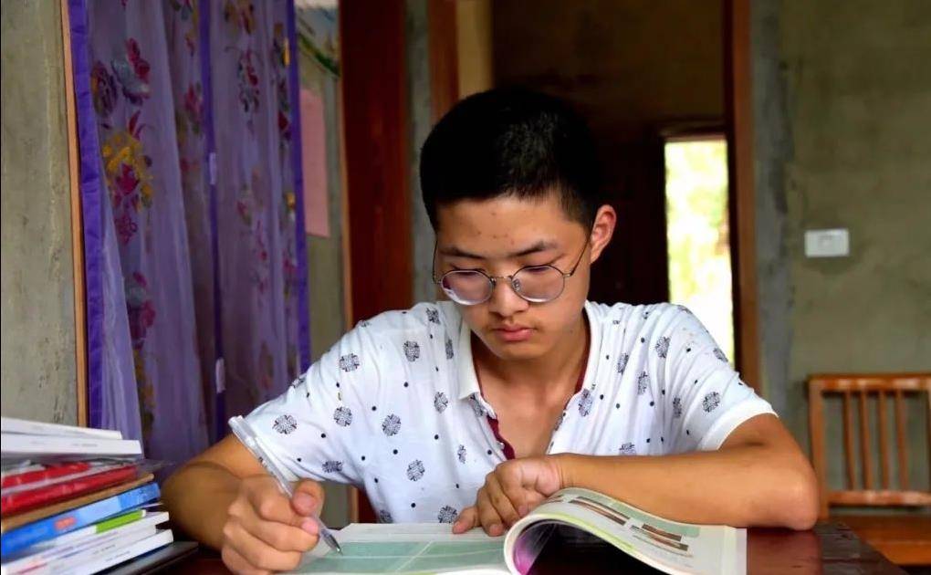 湖北男孩父母双盲,从小砍柴做饭,高考前没用过手机,6