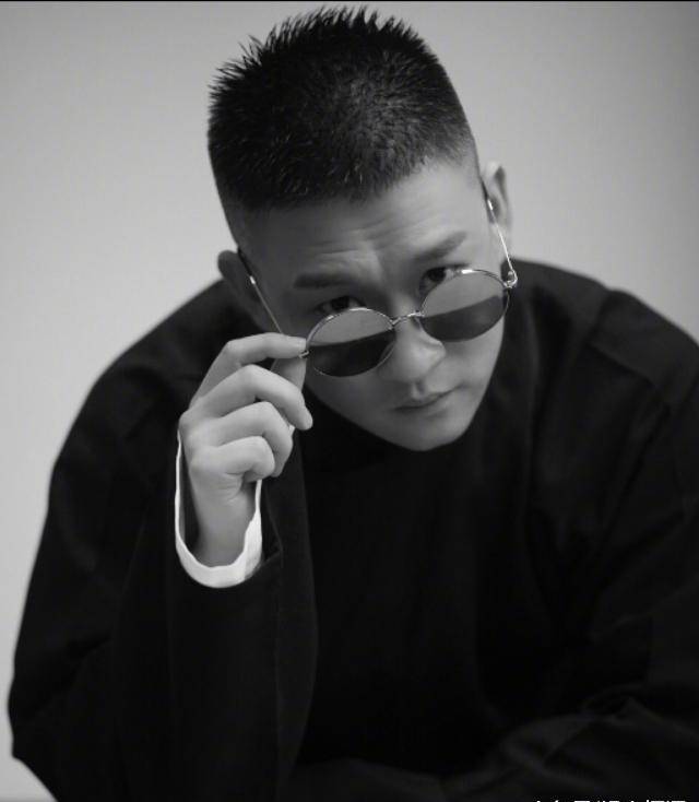 原创一组黑白照片超震撼曹云金大褂墨镜配寸头却被批鼻子不好看
