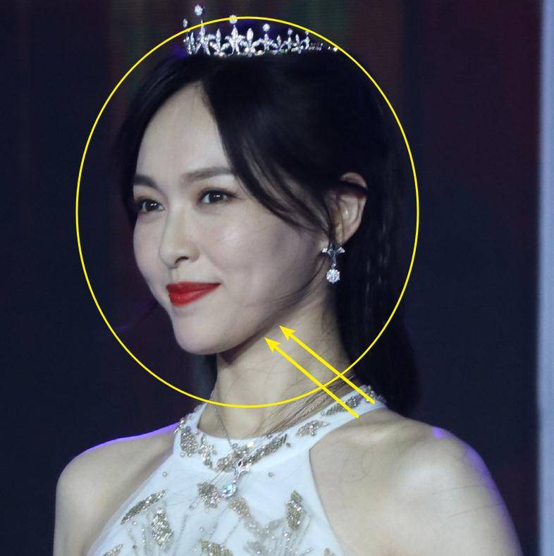 原创37岁唐嫣出席活动被抓拍头戴皇冠似公主九头身比例真实存在吗