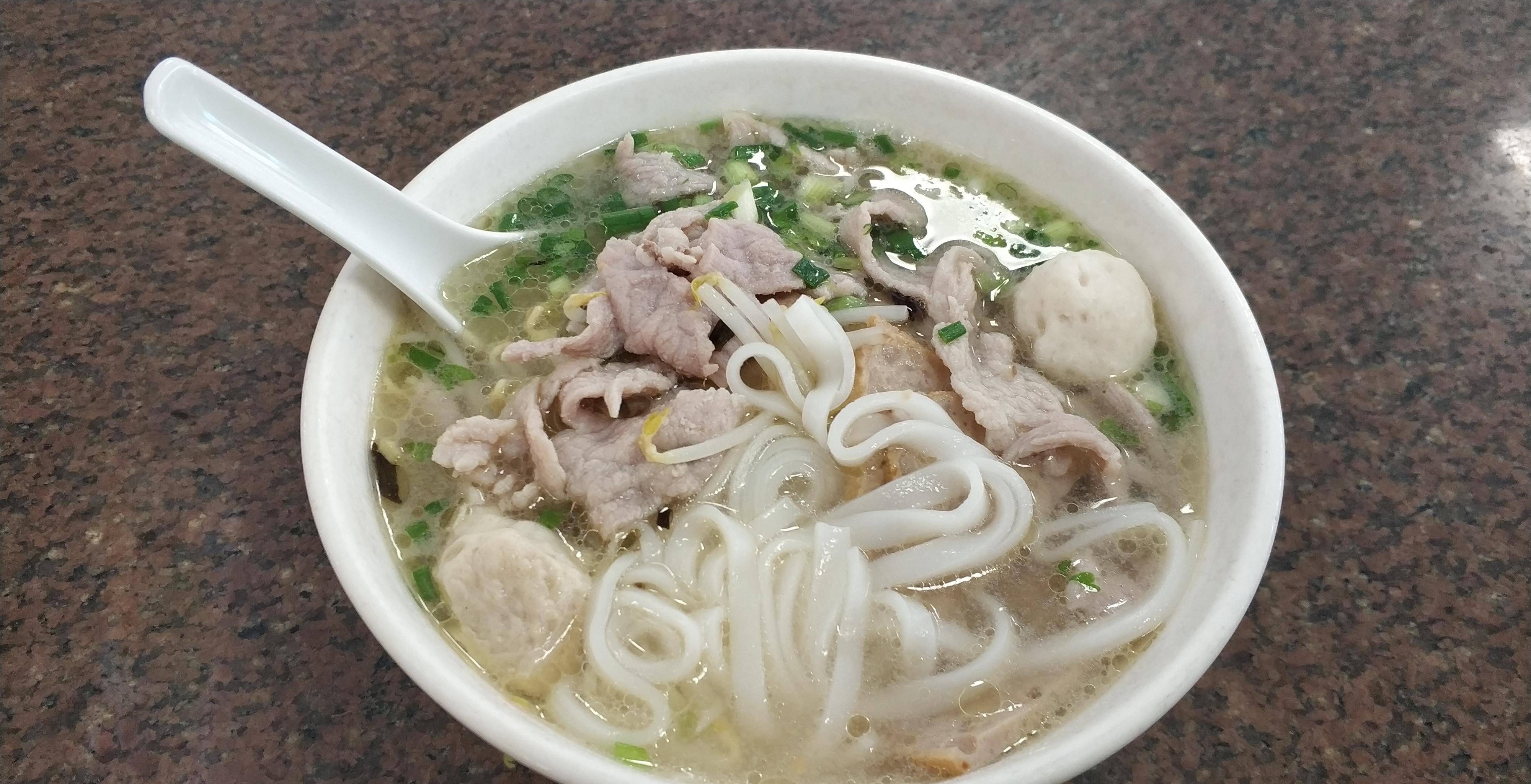配料为:生菜,芹菜碎,本地手打猪肉丸,猪肉饼,或者地道的潮汕牛肉丸,汤