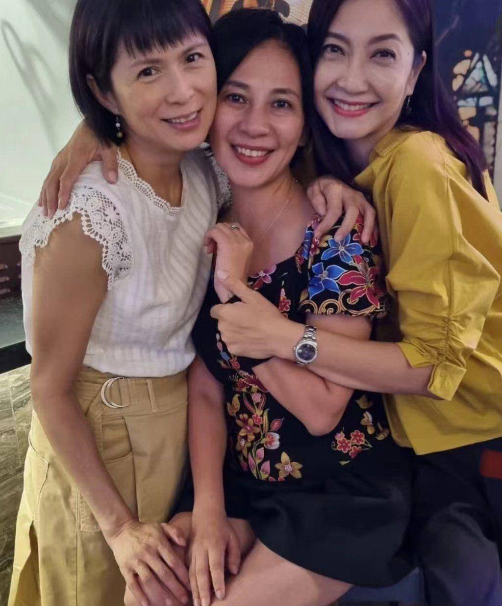 潘玲玲罕露面,长腿瞩目似少女,曾息影抗癌严重脱发_照片_老公_身材