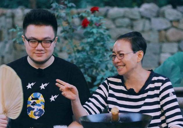 同样是亲生儿子英达为何对小儿子视若珍宝对巴图冷漠绝情