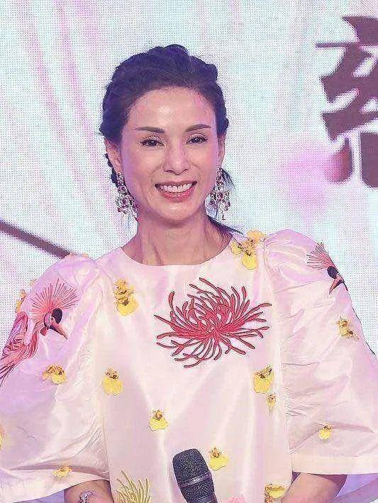 李若彤瘦太狠面相都变了眼窝凹陷皱纹明显老气横秋灵气不再