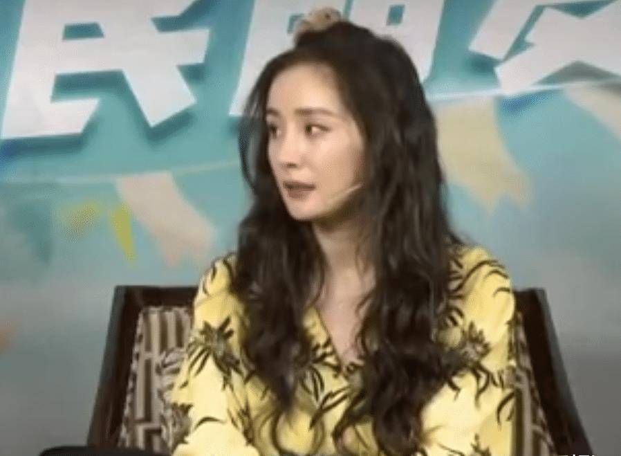杨幂此次的游戏出镜结束后,被截下了不少图片,一般这种出镜间都是无