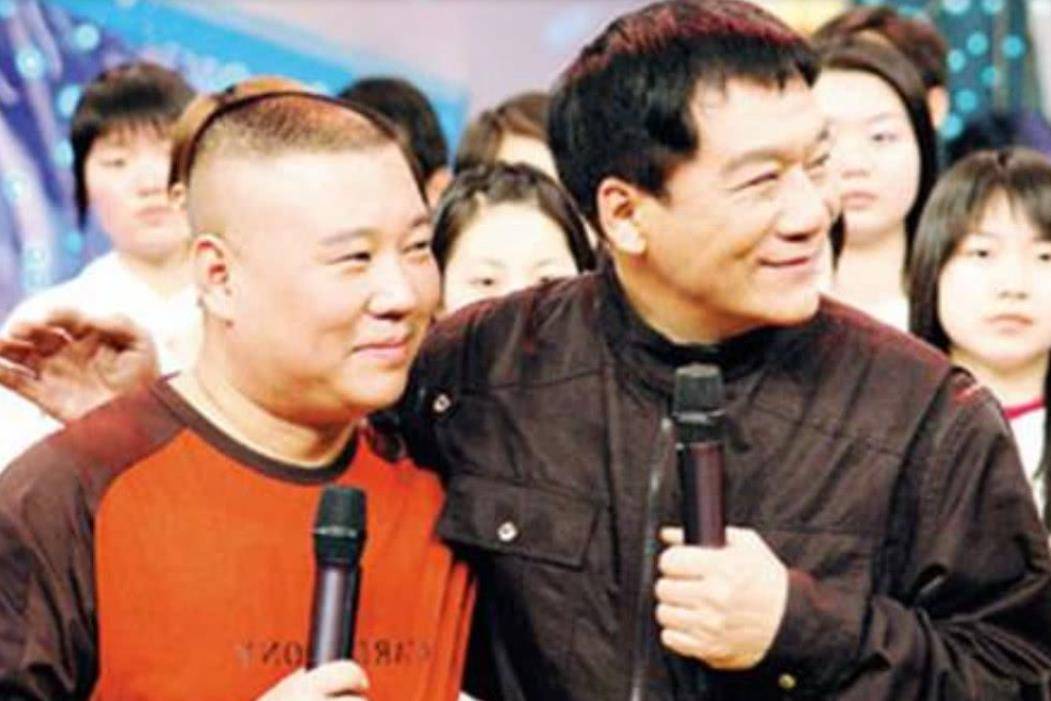 老郭以前的搭档是张文顺先生,但是由于年事已高又疾病缠身,郭德纲也不