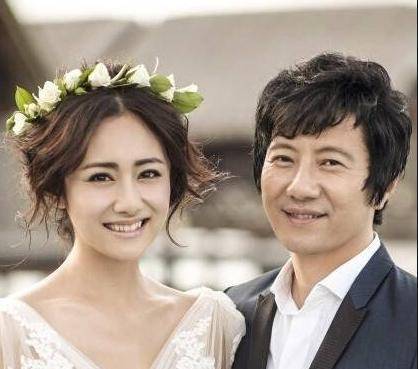 而对于前妻,郑钧成就是做错了很多事,要网友骂他,不要攻击他所爱的人.