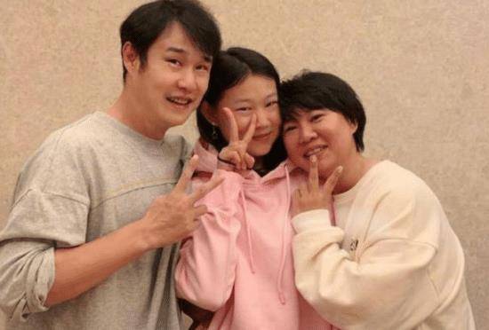 有种后来者居上叫小沈阳女儿,曾经嫌她"丑,如今美成超模脸_沈佳润_沈