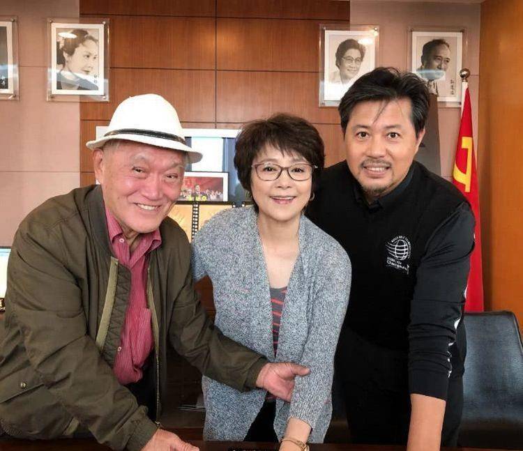 他们两个人对彼此的期待越来越少,一方面,张建亚想要让自己的妻子留在