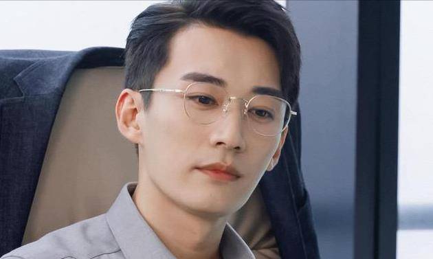 剧中的刘学义饰演的是一位霸道总裁,戴着金丝眼镜,身穿西装,毫不吝啬
