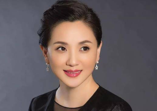 她被称为"古装女神",为老公守寡10年,今53岁重获