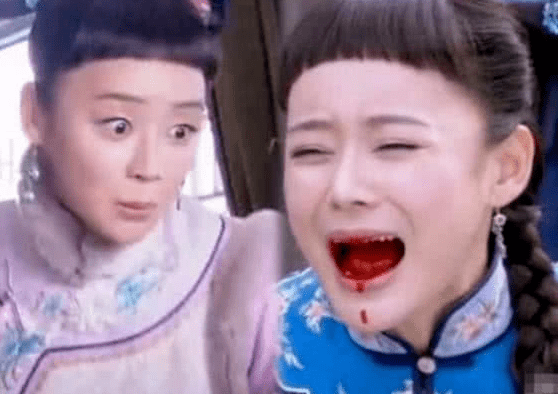 当时在这部剧当中,她的造型刘海也是特别丑,其中有一个场景是吐血的