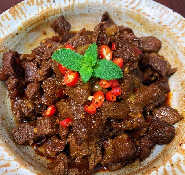 【红烧牛肉】食材:牛肉800克,油,豆瓣酱20克,花雕酒20毫升,陈皮一块