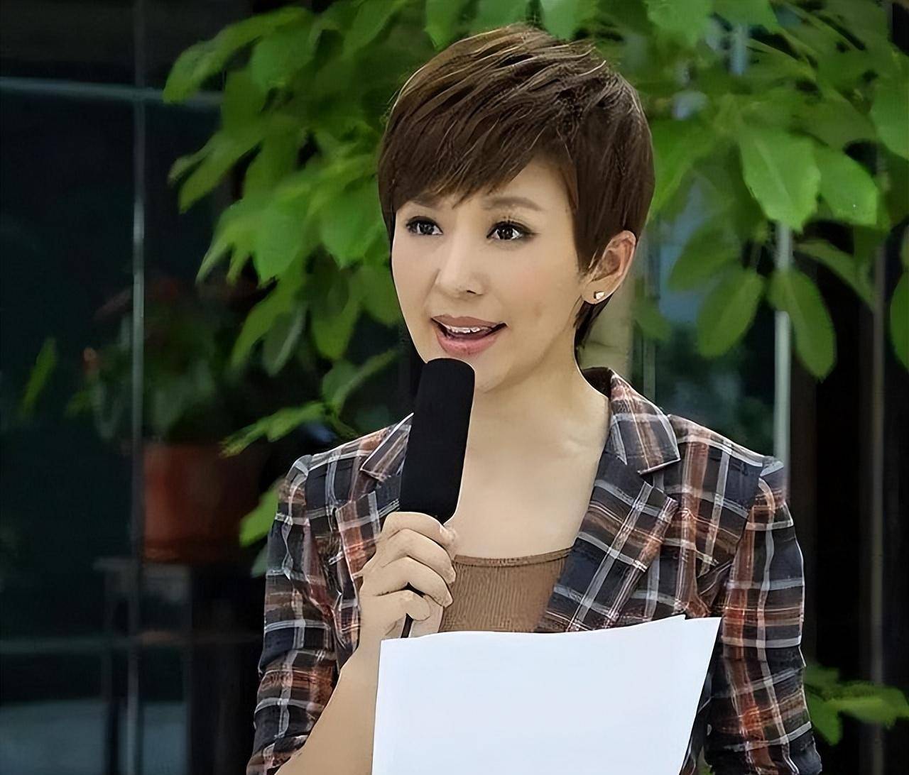 原创年轻的国民面孔欧阳夏丹在工作的上升期突然从央视消失了隐藏的
