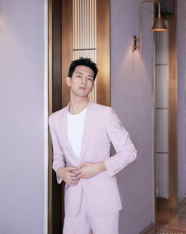 李现工作室晒一组帅照桃粉色西装加上刺猬头少年感十足