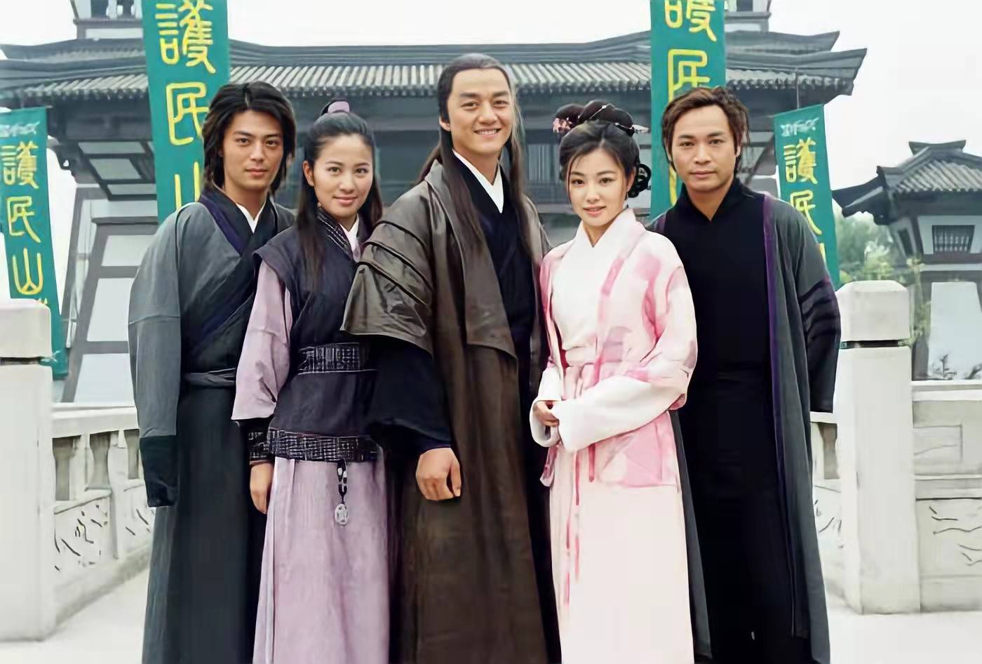 第一部是2005年的《天下第一》主要由郭晋安,李亚鹏,霍建华主演的古装
