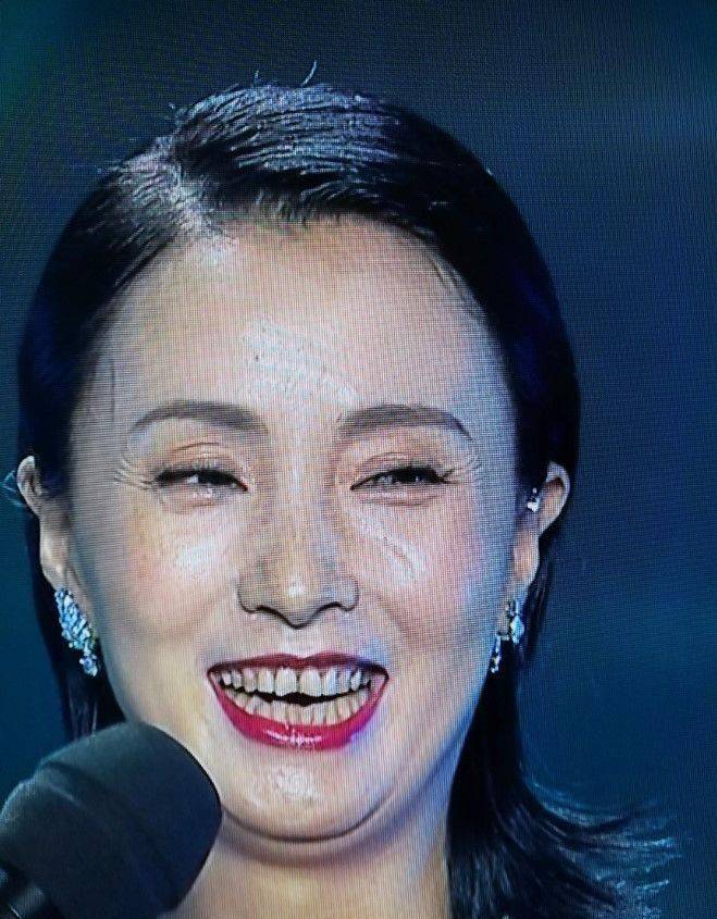 陶虹真的老了,化了浓妆斑点也很明显,不过这样才是真实的!