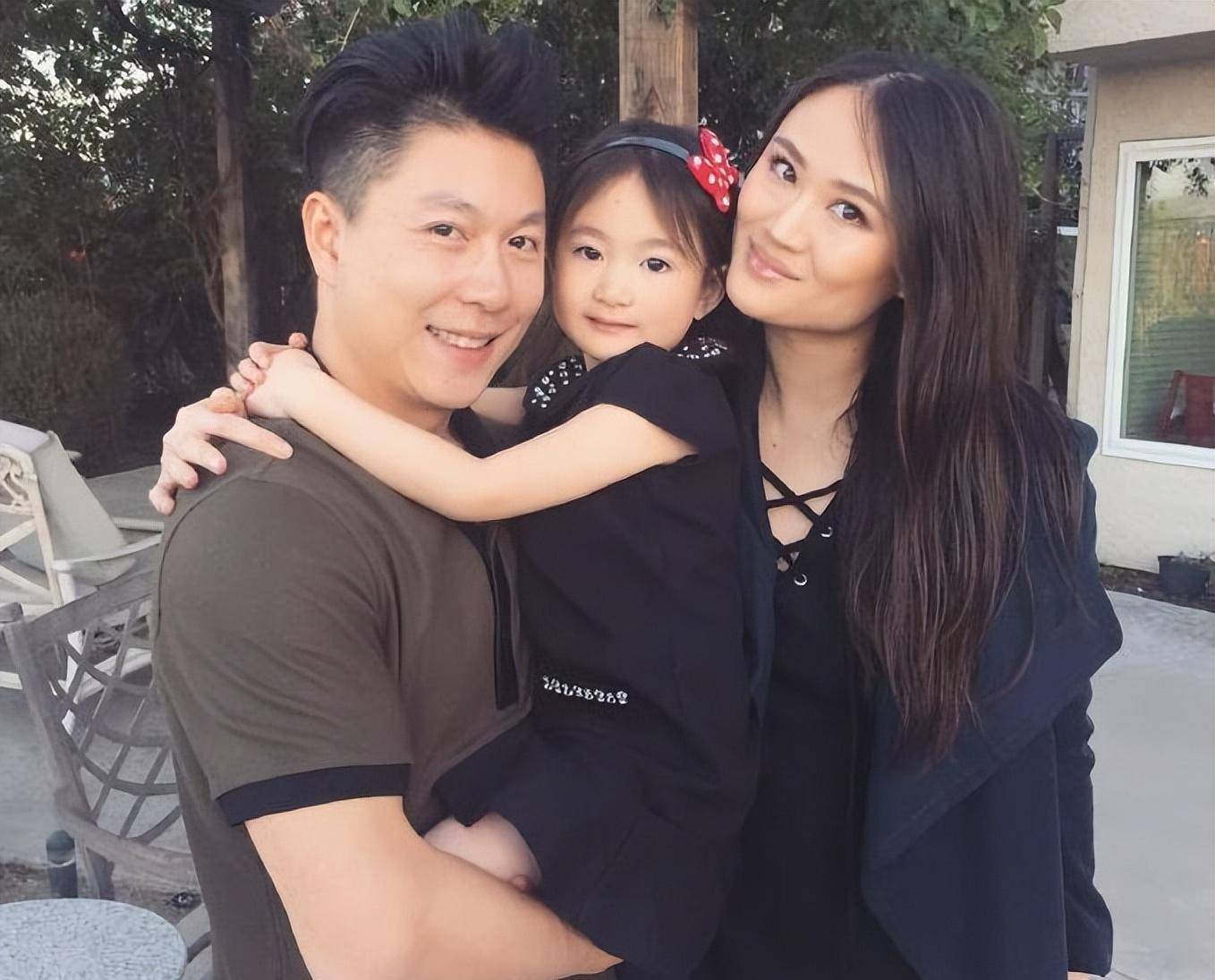 41岁李小鹏晒全家福,10岁奥莉亭亭玉立,甜笑比v颜值出众像妈妈_李安琪