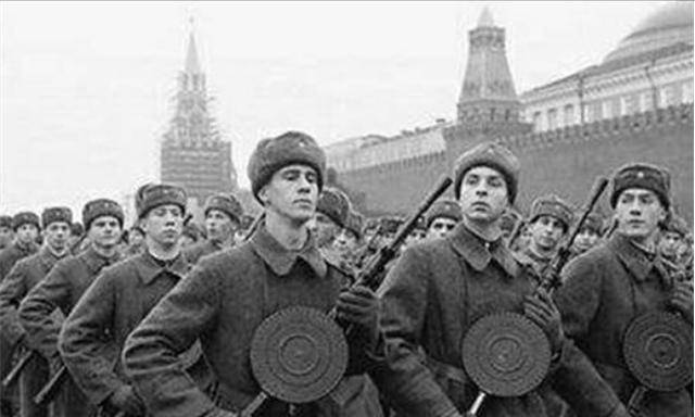 伏龙芝十多年前曾留下一张王牌，到莫斯科捍卫战时，成御敌强盾