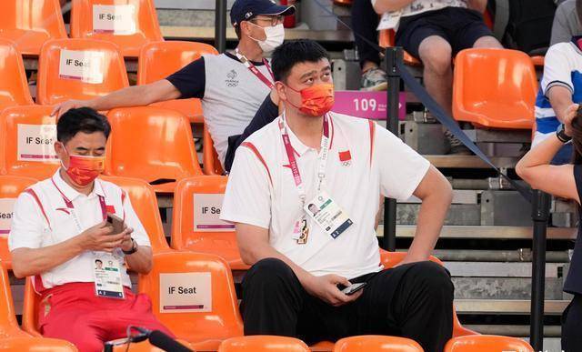 三人女篮登上奥运领奖台 更高兴的是姚明 他太需要那奖牌开展中国篮球
