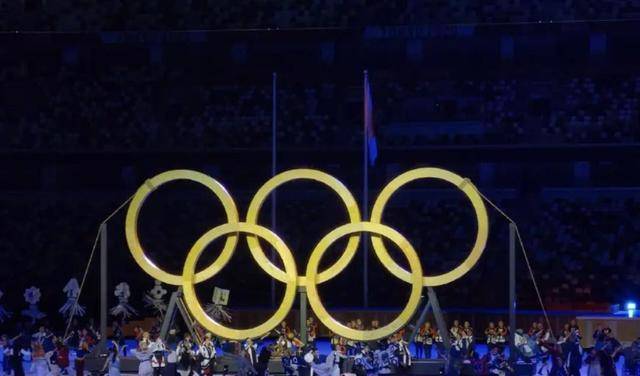 奥运会开幕式墨婷与赵帅举旗，中国红闪烁东京，超等变变变是亮点