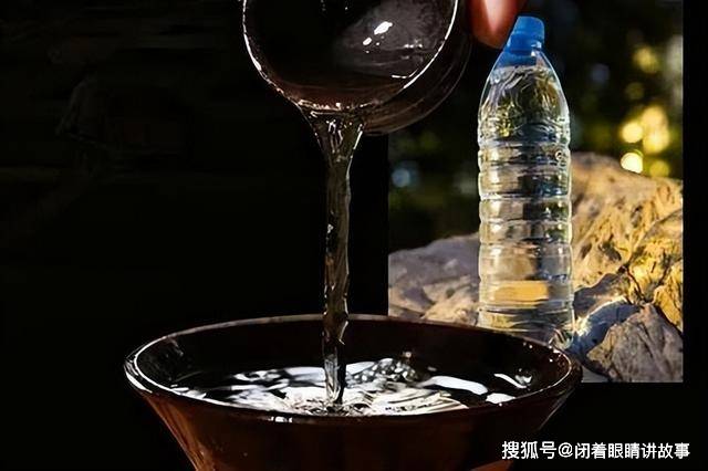 老酒友为啥喝酒常带一瓶水？里手解答此中“原因”，早看早晓得