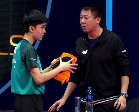 4-2！许昕击溃国乒劲敌，单局轰出11-2，半决赛上演龙蟒大战