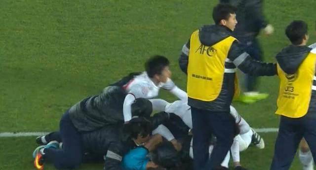 越南足球为中国队复仇！晋级U23亚洲杯决赛后，球员都哭了