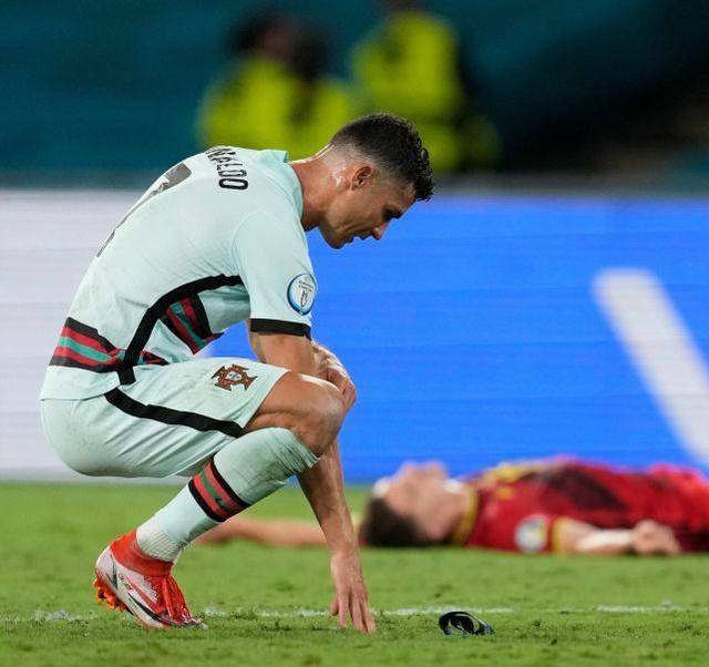 第二次！C罗怒摔袖标，带着遗憾分开欧洲杯，泪水在他眼里打转