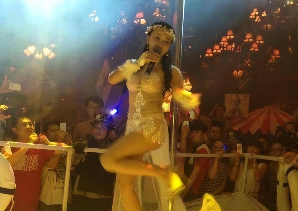 因《新金瓶梅》走红的龚玥菲，大胆尝试不同的服饰以博人眼球