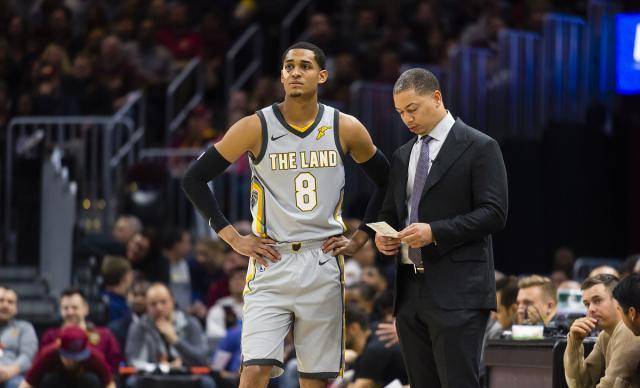 NBA冠军主帅遭侮辱！詹姆斯恩师很为难！昔日爱徒那是为何？