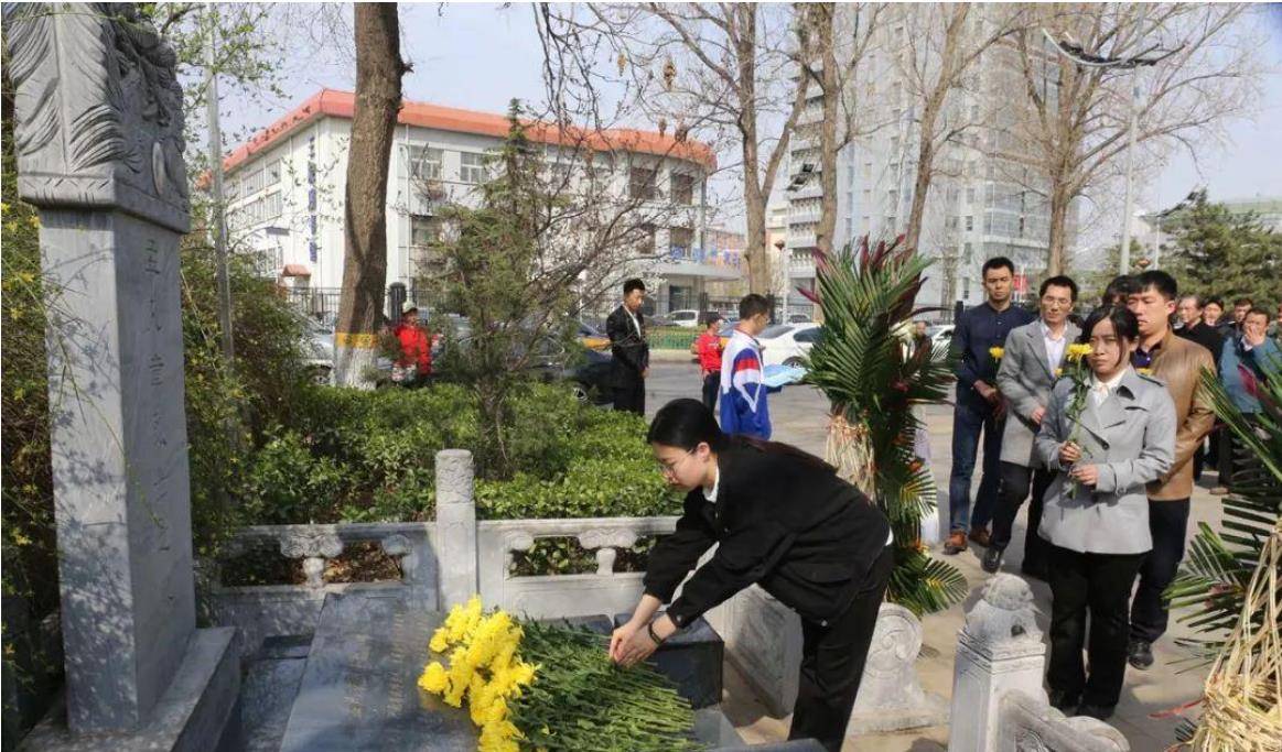 葬于北京闹市的18岁河南少年，火车为其改道，一半骨灰放入八宝山