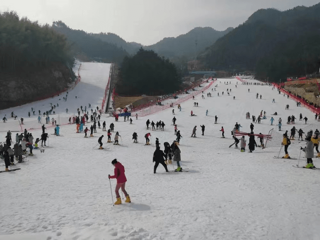 谈球吧体育飞驰在冰雪世界的无尽快感让人们爱上了滑雪这项运动(图6)