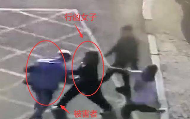 内蒙古包头，女子当街行凶刀捅黄发男，对方捂腹倒地当场身亡