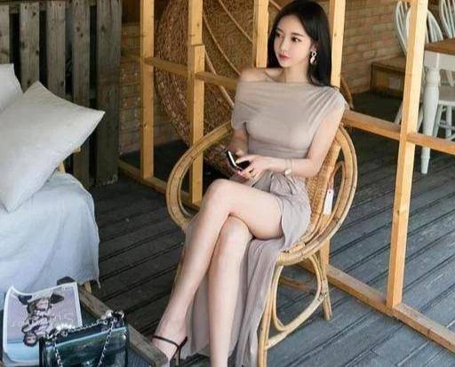 连衣裙是许多女生的华美选择，性感又委婉