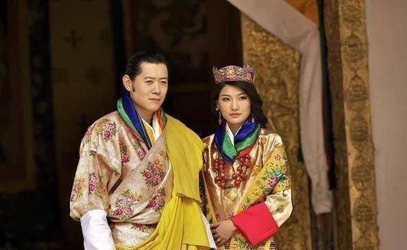 不丹王后喜迎31岁生日！稀有戴皇冠，绿松石皇冠配红玛瑙项链贵气