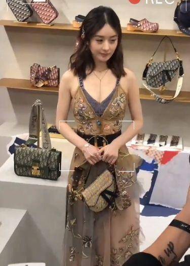 赵丽颖一改保守风格吊带裙里配深V简CQ9电子 CQ9传奇电子直是美出新高度(图5)