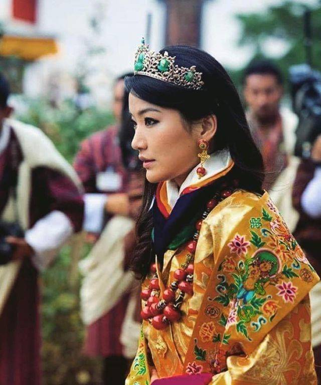 不丹王后喜迎31岁生日！稀有戴皇冠，绿松石皇冠配红玛瑙项链贵气