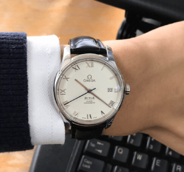 ��ҹ�����Һ�ɫ�۾�����ȴƫ����ɫ���̵����