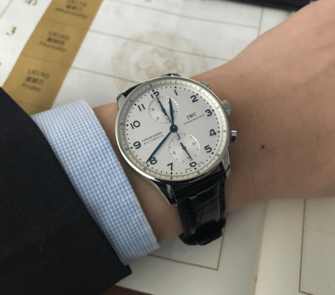 ��ҹ�����Һ�ɫ�۾�����ȴƫ����ɫ���̵����