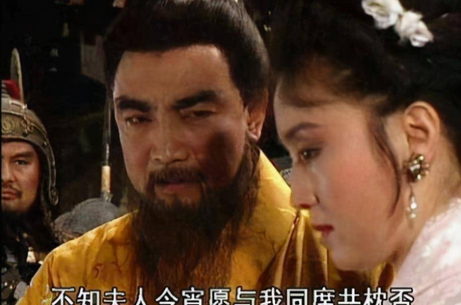 母亲被关羽看上，父亲被张飞所杀，他还得给曹操当儿子！