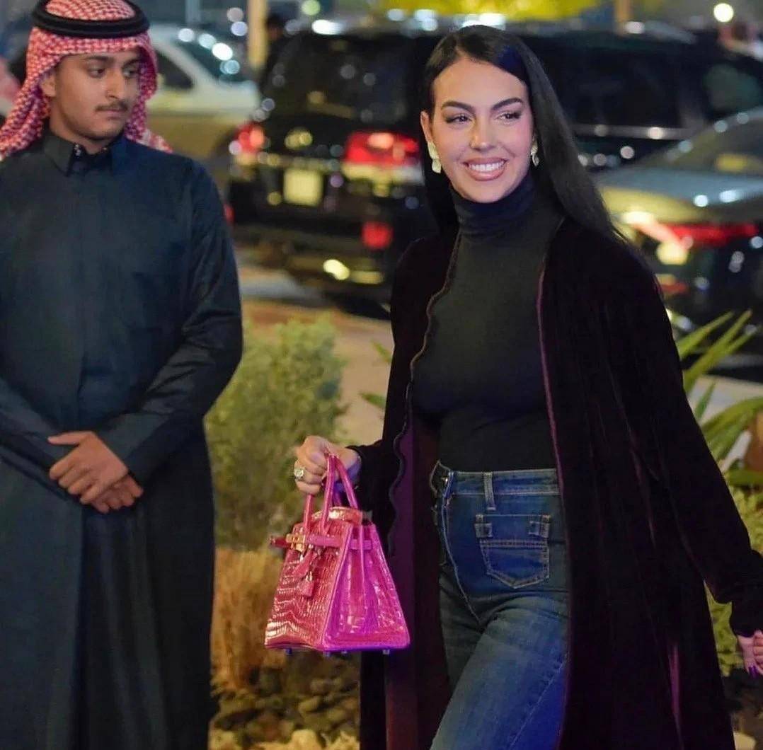 C罗老婆过生日不简单，拎18万的秀婀娜身段，厘米高跟鞋太夸大