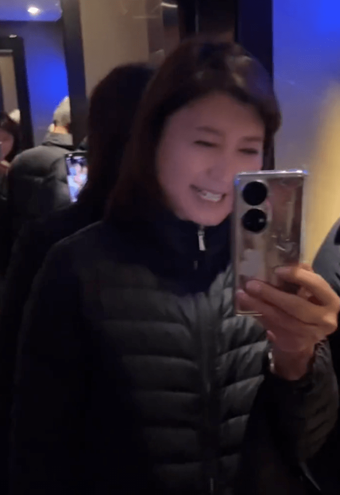 原创闫学晶儿媳产后首晒全家福，在月子中心过元宵节，宝宝瘦小太真实