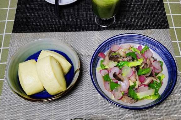 素食一日三餐，食物丰硕多样粗细搭配，家里的饭菜温暖