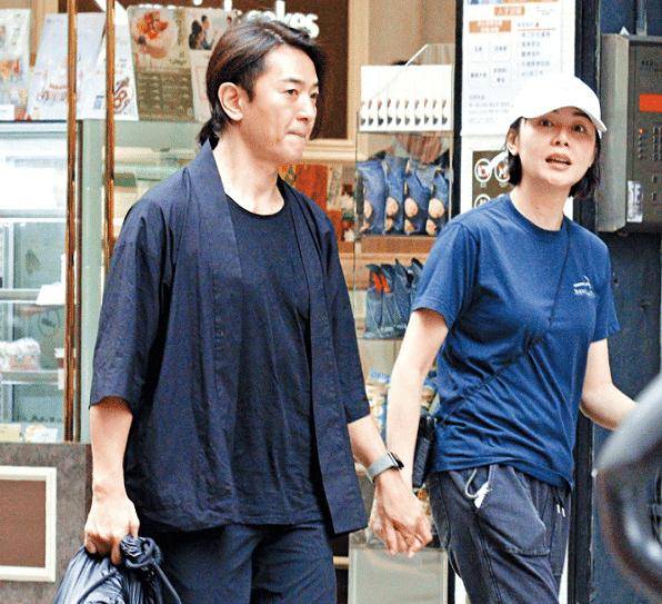 52岁郑伊健近照：和老婆十指紧扣低调现身，买楼投资身价超一亿